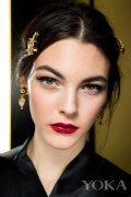 一年拿下9张《VOGUE》封面，98年的西西里风超模，